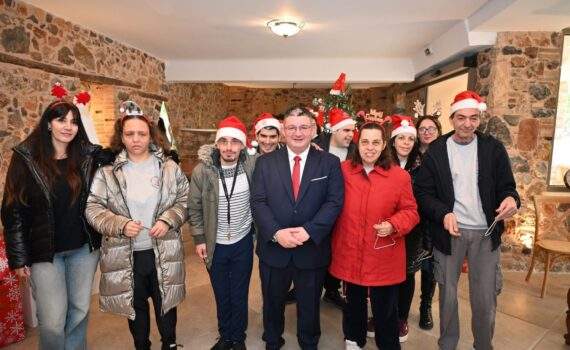 Χριστουγεννιάτικα Κάλαντα στον Δήμο Αχαρνών από τους ωφελούμενους του ΚΔΑΠ και του Βαμβακαρείου