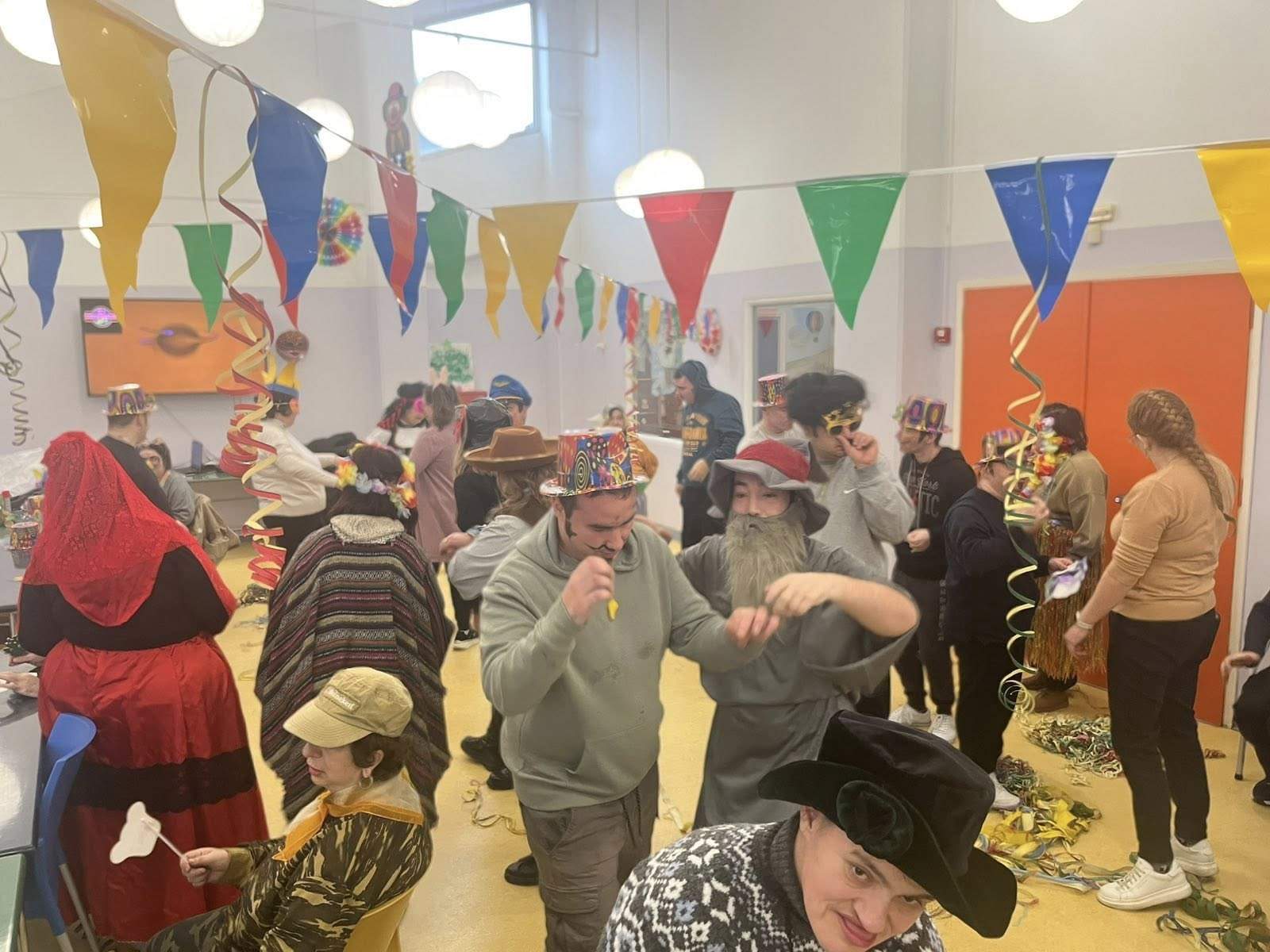 Αποκριάτικο πάρτι και τρελό κέφι για τους ωφελούμενους Αρωγής και Βαμβακαρείου