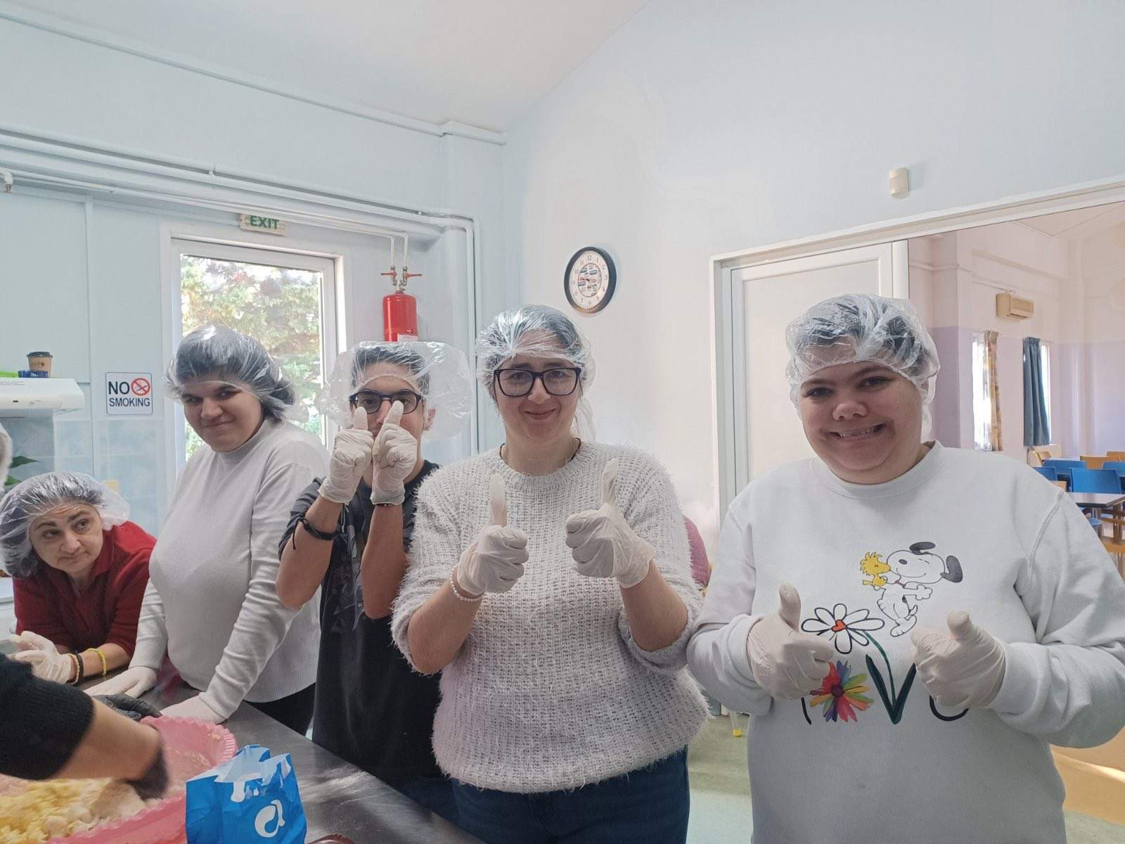 Χειροποίητα πασχαλινά κουλουράκια με μεράκι από τους ωφελούμενους ΚΔΑΠ και ΣΥΔ