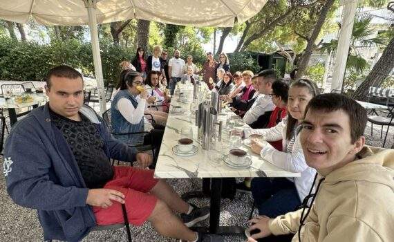 Καφεδάκι στην πλατεία Βαρυμπόμπης για το Βαμβακάρειο