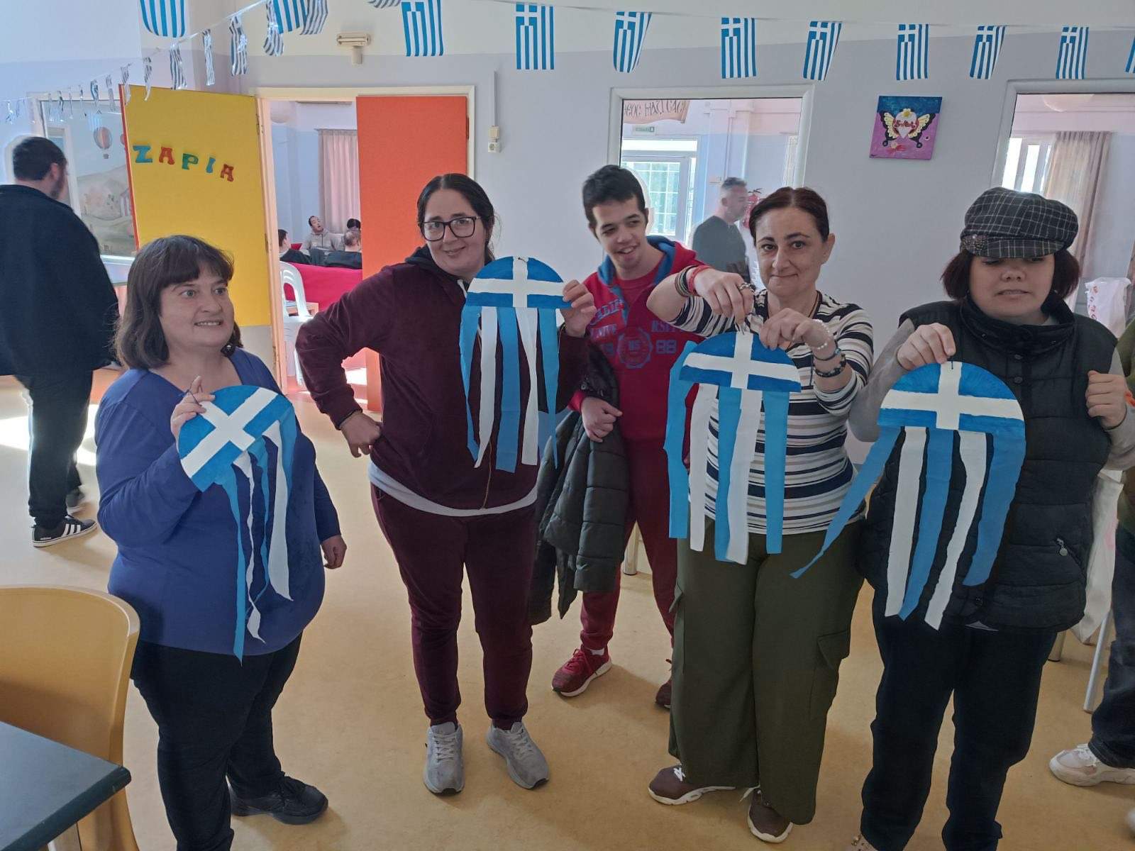 Με δικά τους χειροποίητα σημαιάκια οι ωφελούμενοι της Αρωγής στην Εθνική Επέτειο της 28ης Οκτωβρίου